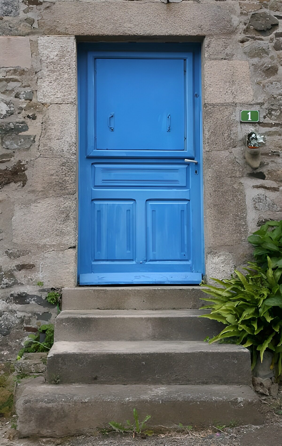 TPDE67224: blaue Tür eines Hauses mit Treppe