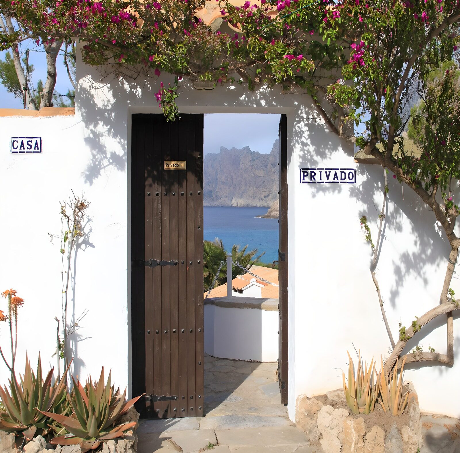 TPDE24437: Blick durch die Tür eines Hauses mit Aussicht auf einen See in Spanien