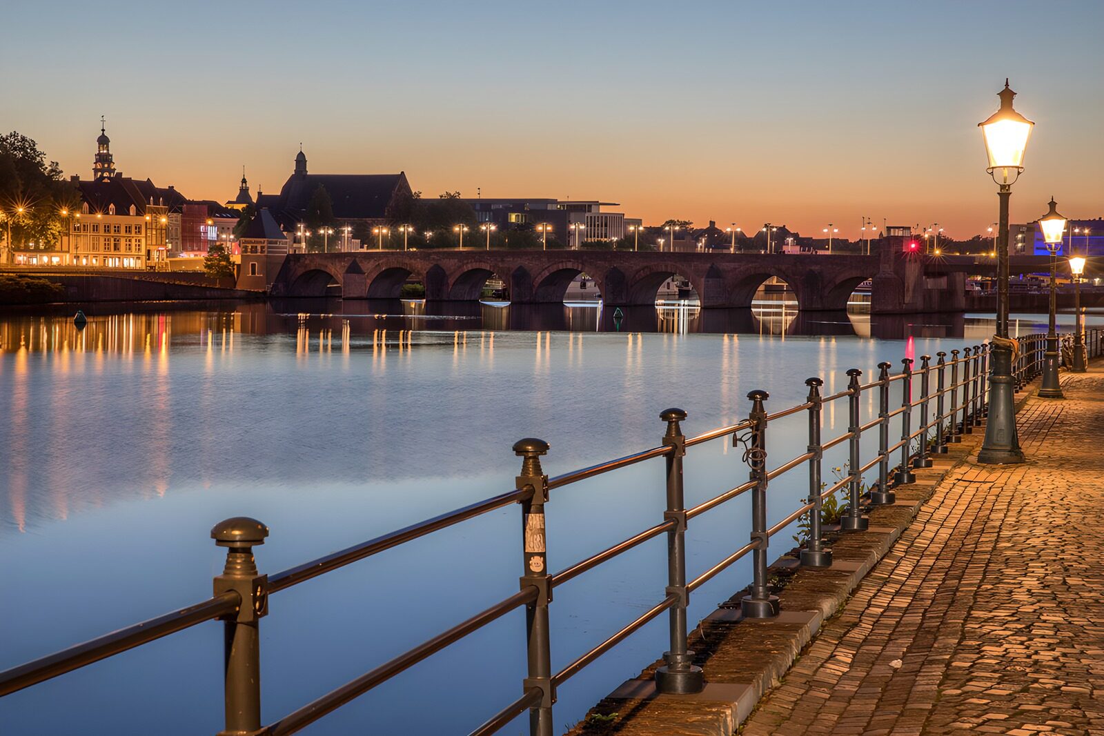 TPDE39138: Brücke im Abendlicht über den Fluss