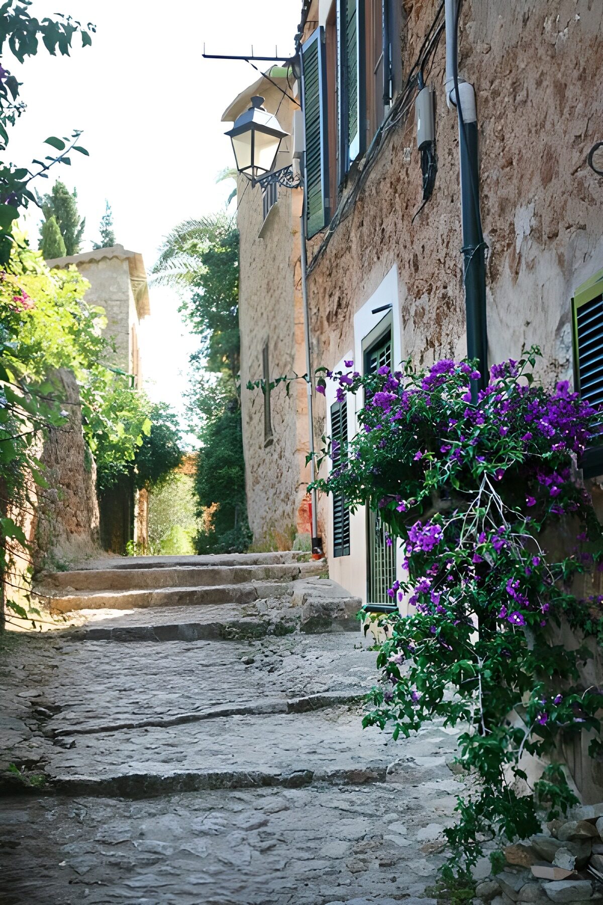 TPDE18586: Treppe hinauf durch schmale Gasse mit Häusern 6