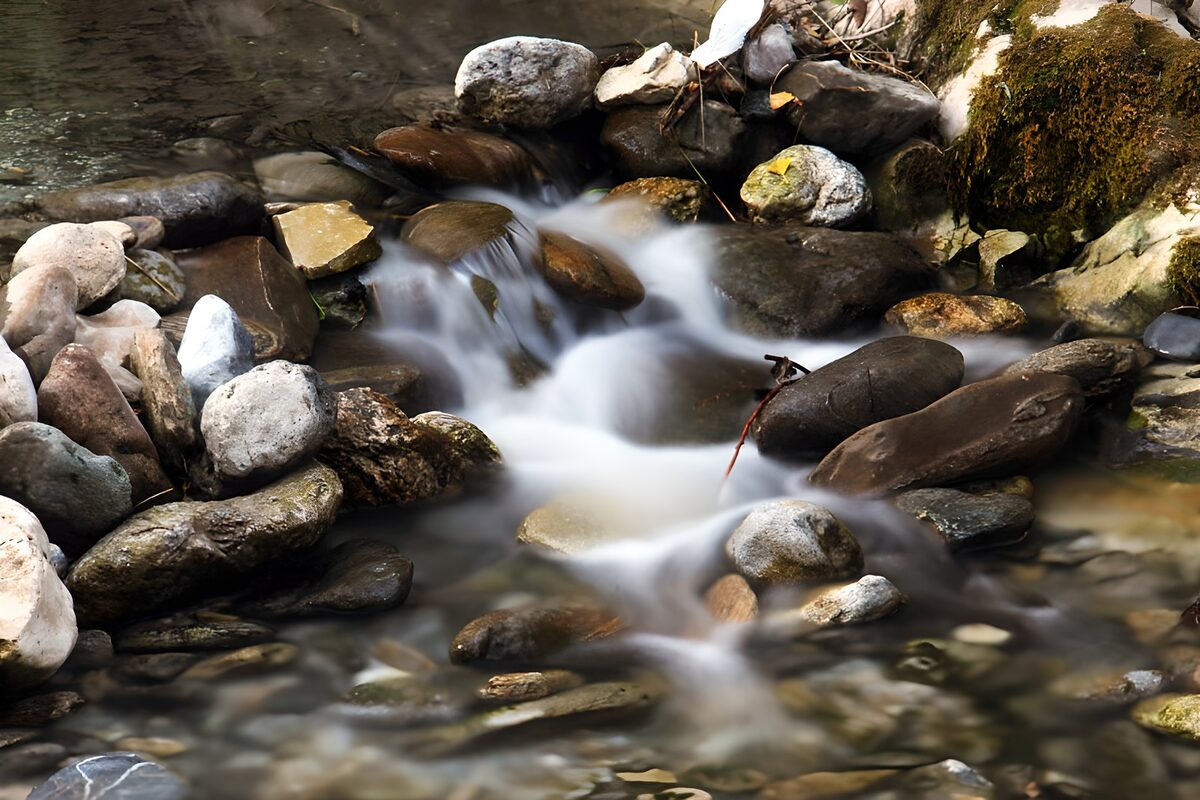 TPDE75318: im Hochgebirge stürzt das Wasser über Gestein hinab