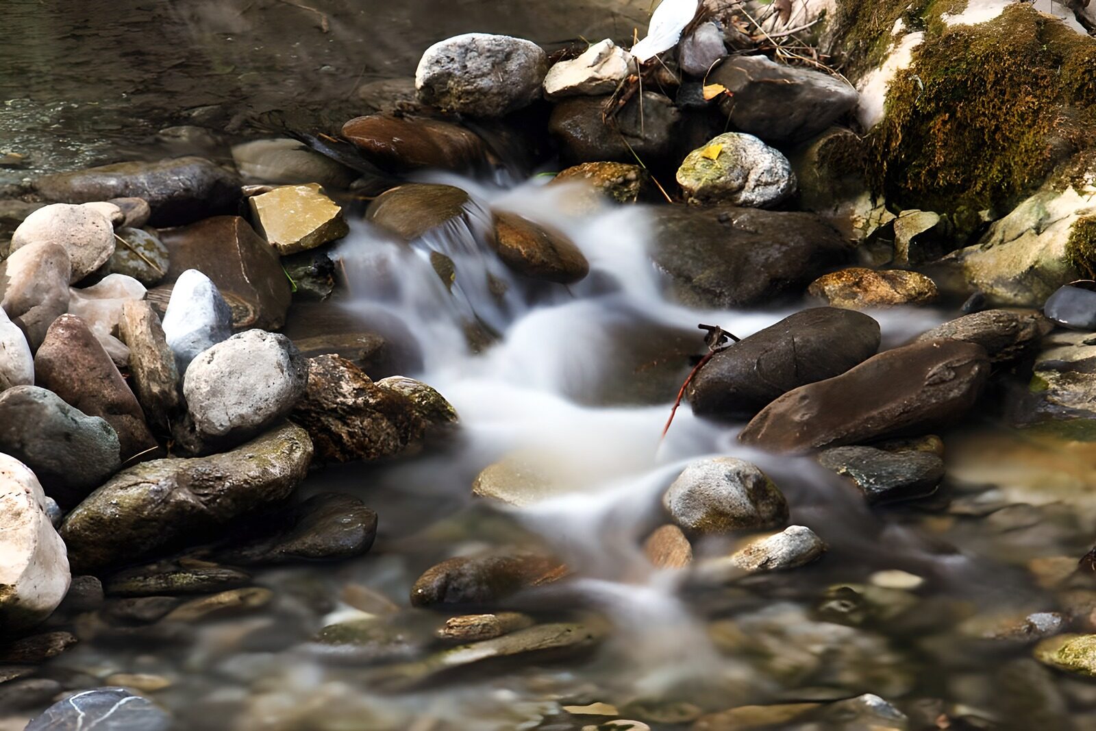 TPDE75318: im Hochgebirge stürzt das Wasser über Gestein hinab