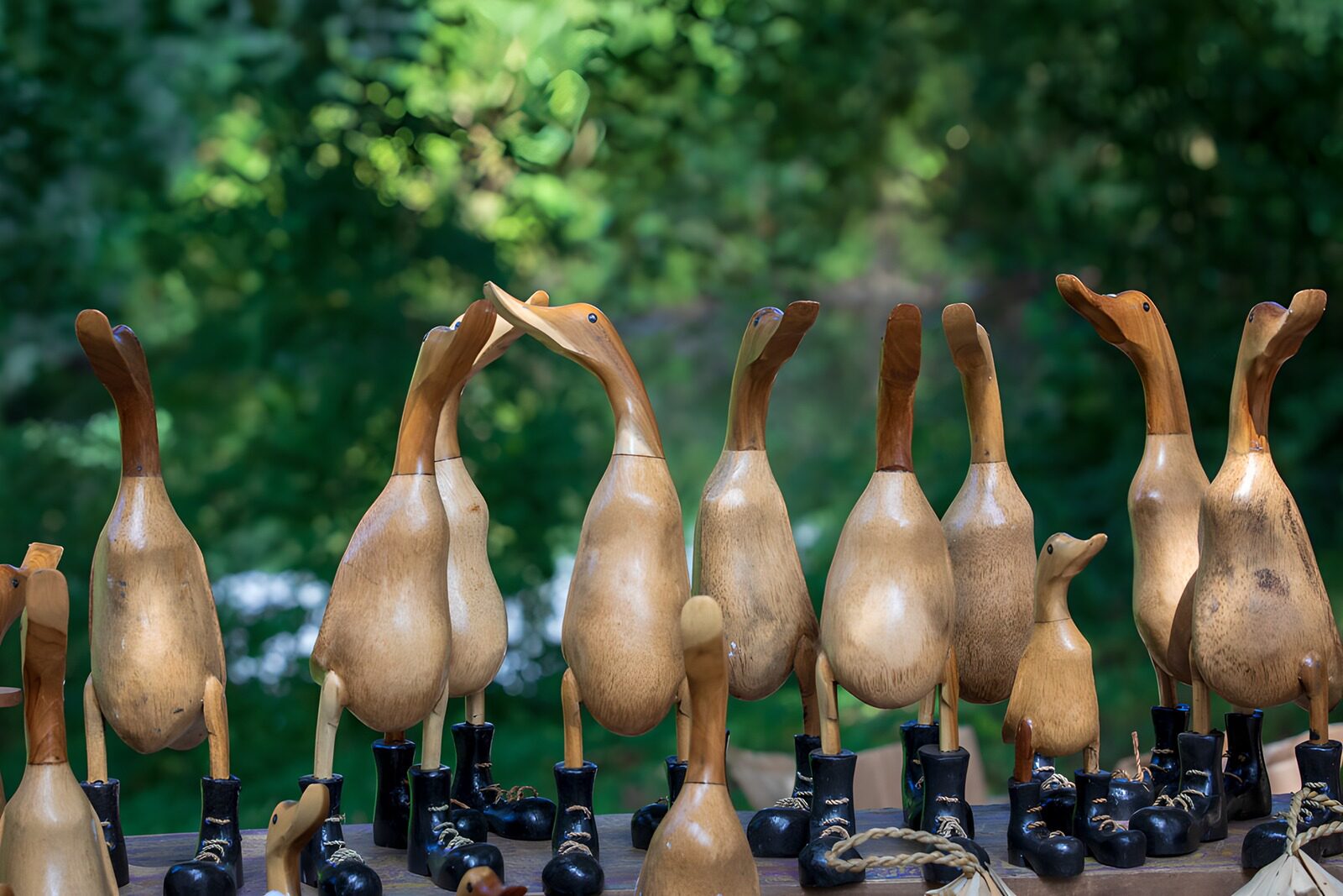 TPDE74673: Holzpferde im Gartenspiel