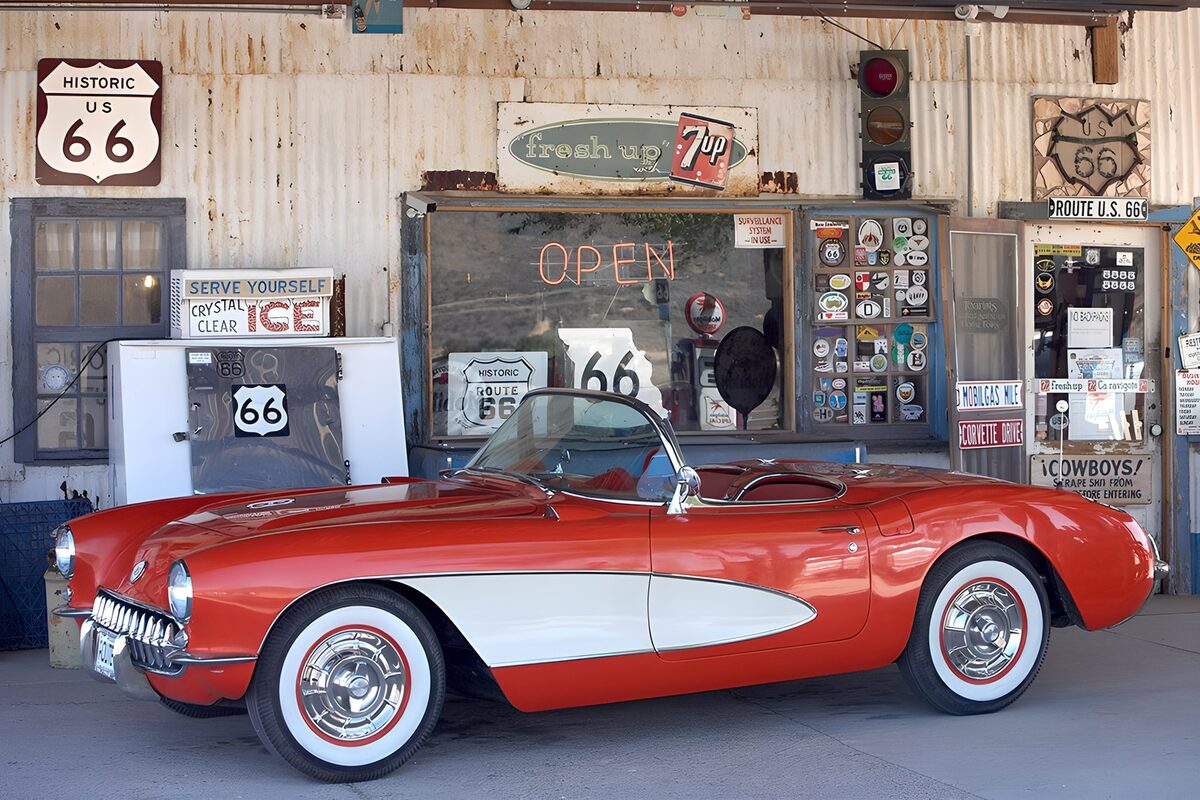 TPDE86396: Oldtimer vor einer Tankstelle an der Route 66
