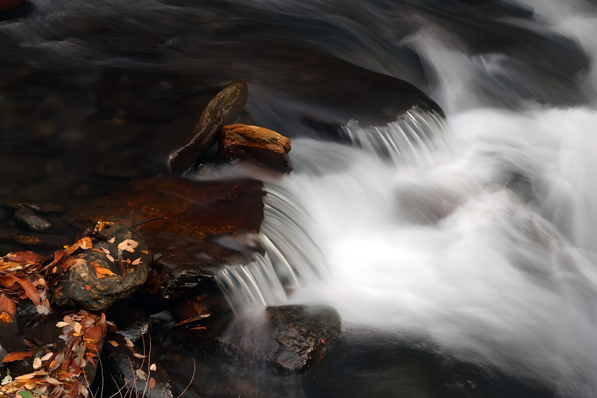 TPDE79367: das tosende Wasser eines Wasserfalls