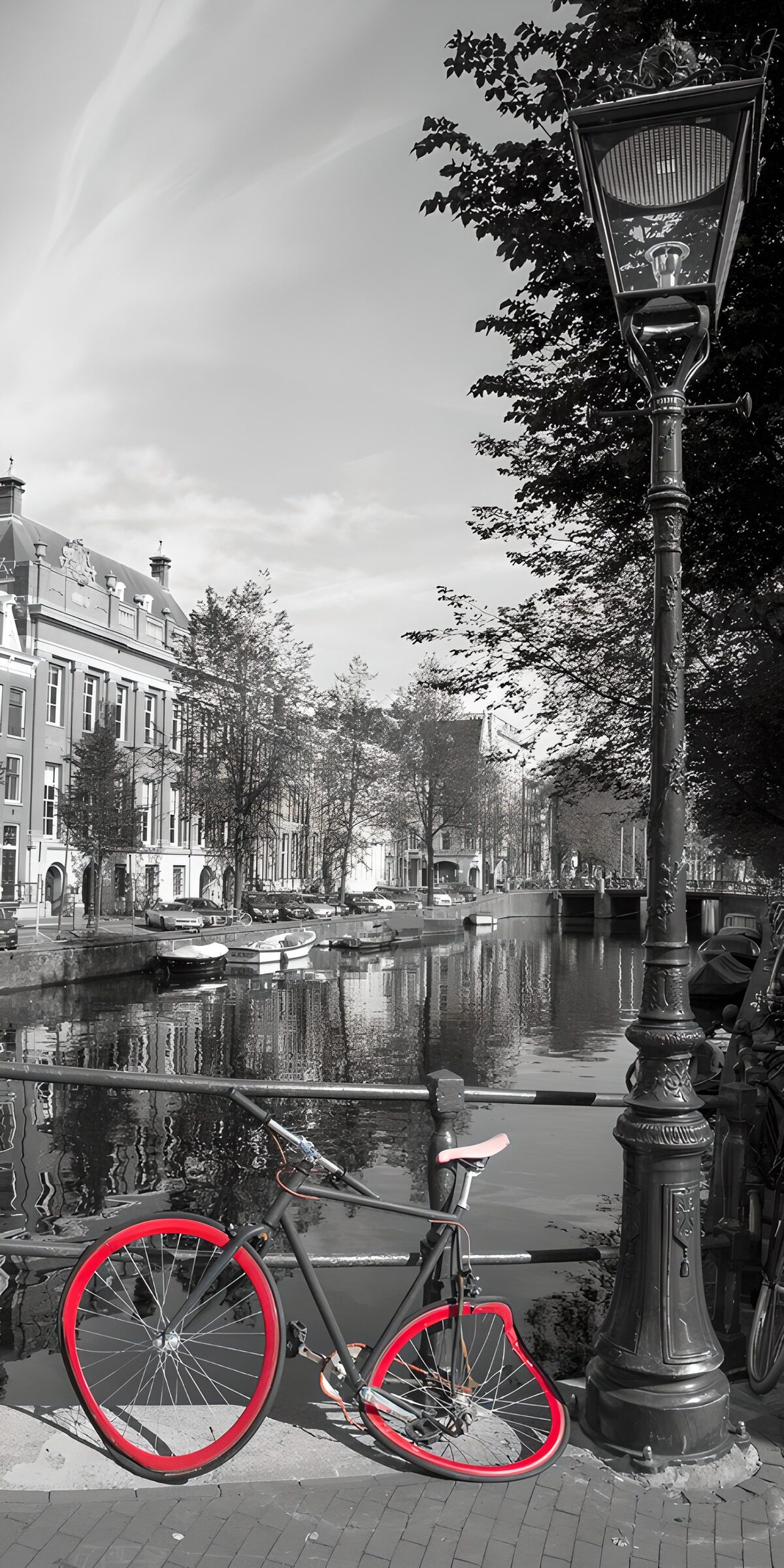 TPDE69132: Rotes Fahrrad am Kanal in Amsterdam