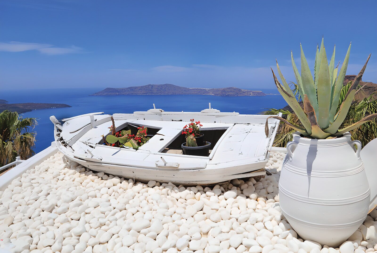 TPDE14083: Verlassenes Boot mit Blumen in Santorini