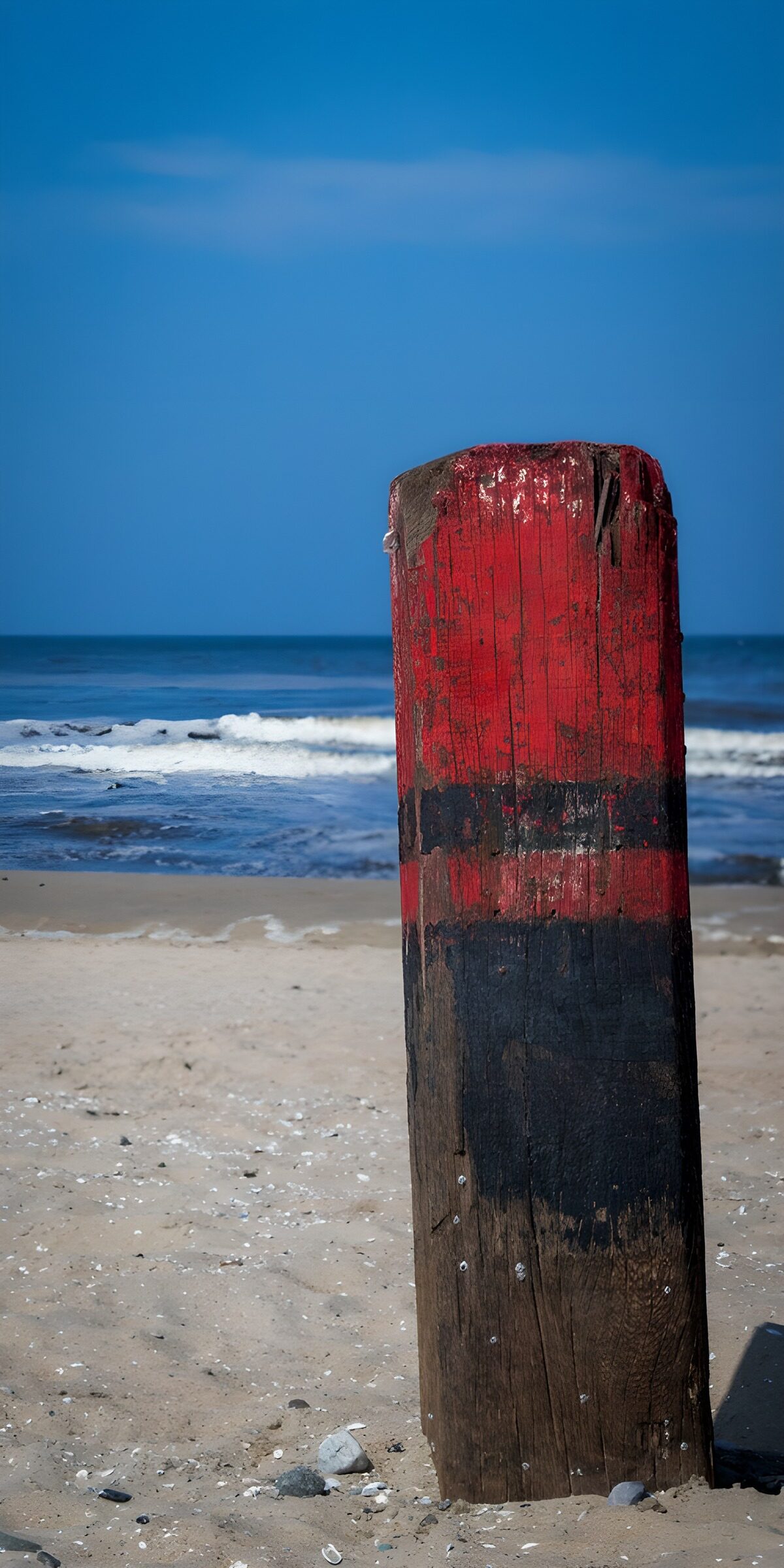 TPDE73111: Roter Pfahl am Strand
