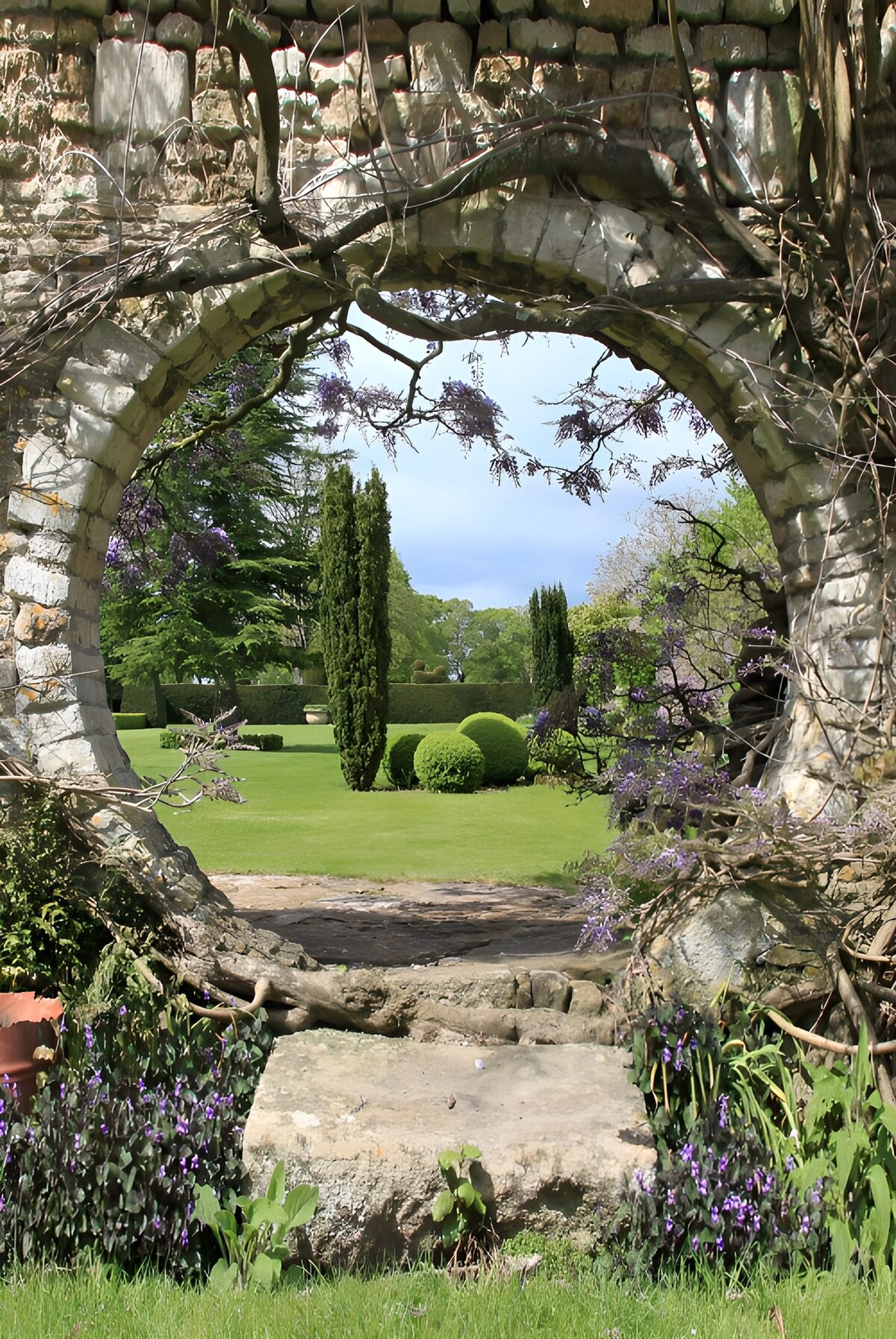 TPDE60247: Blick durch den Gartenbogen