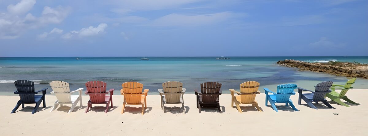 TPDE61092: Bunte Liegestühle am Strand