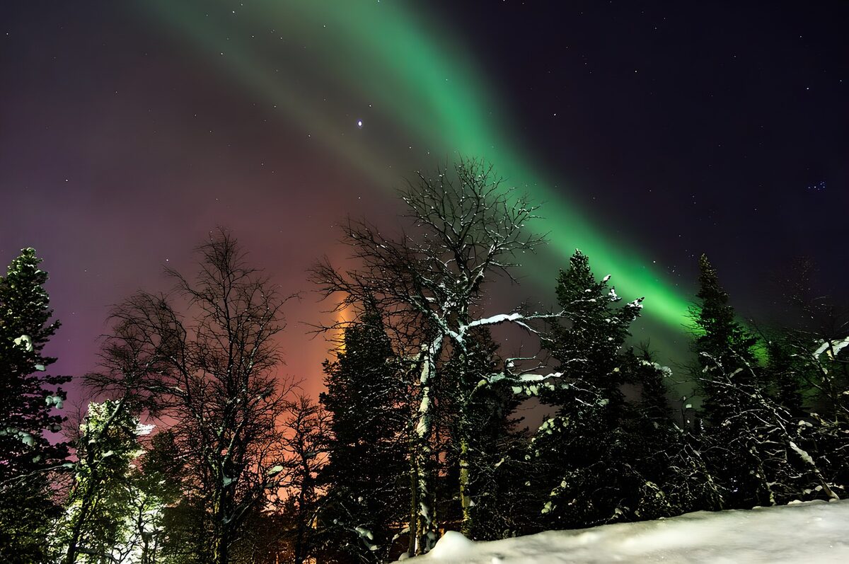 "Aurora-Australis" ist eine geisterhafte Leuchtererscheinung am nächtlichen Himmel