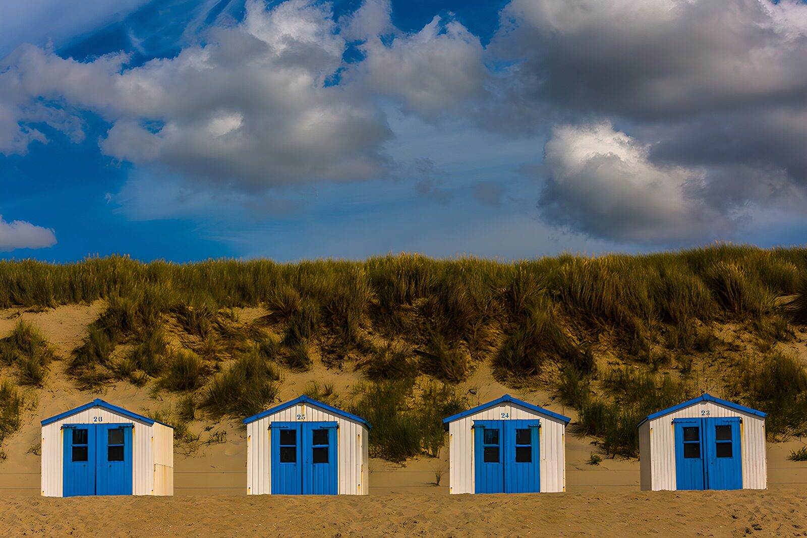 TPDE32278: Farbenfrohe Strandhäuser am Meer