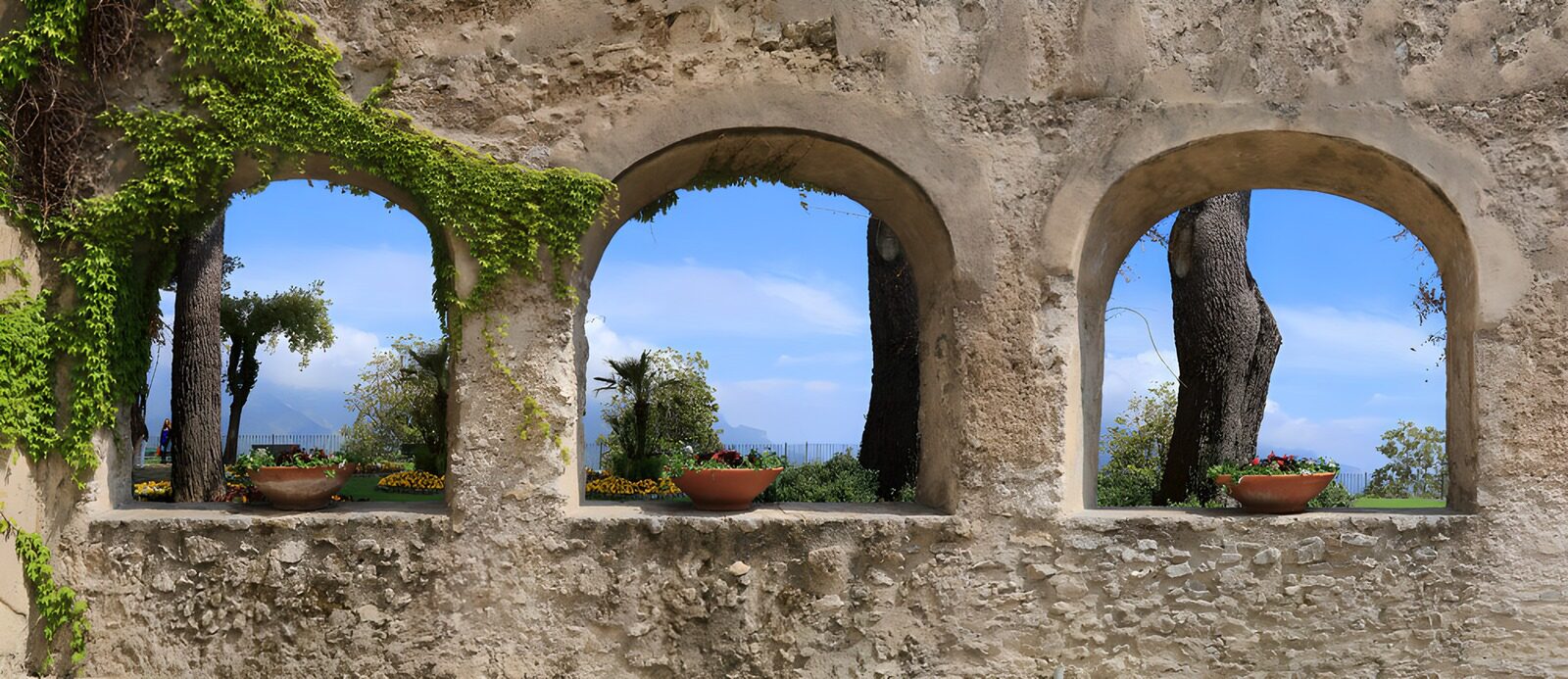 TPDE84226: Blick durch die Bögen der alten Mauer