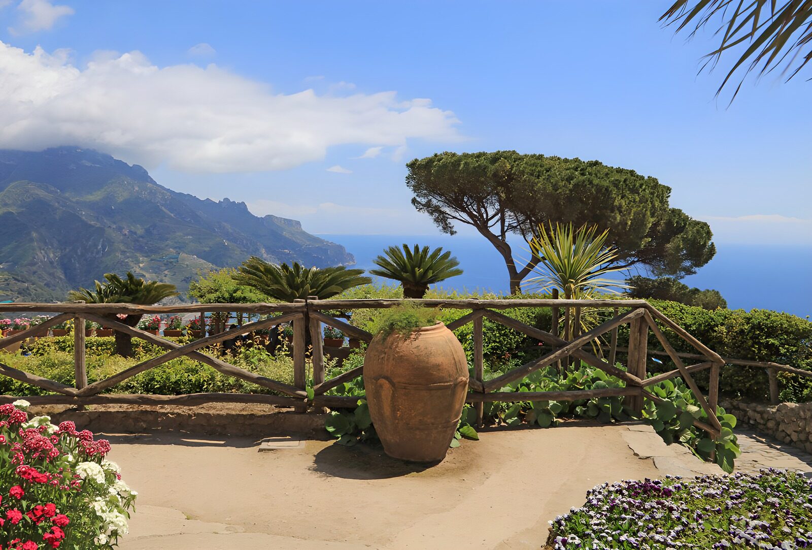 TPDE12711: Mediterraner Garten mit Meerblick