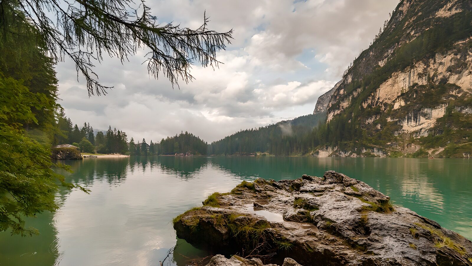TPDE95251: Ruhiger Bergsee im Morgenlicht