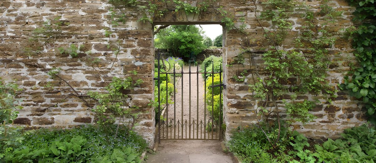 TPDE16167: geschlossene Gittertür zu einem Klostergarten