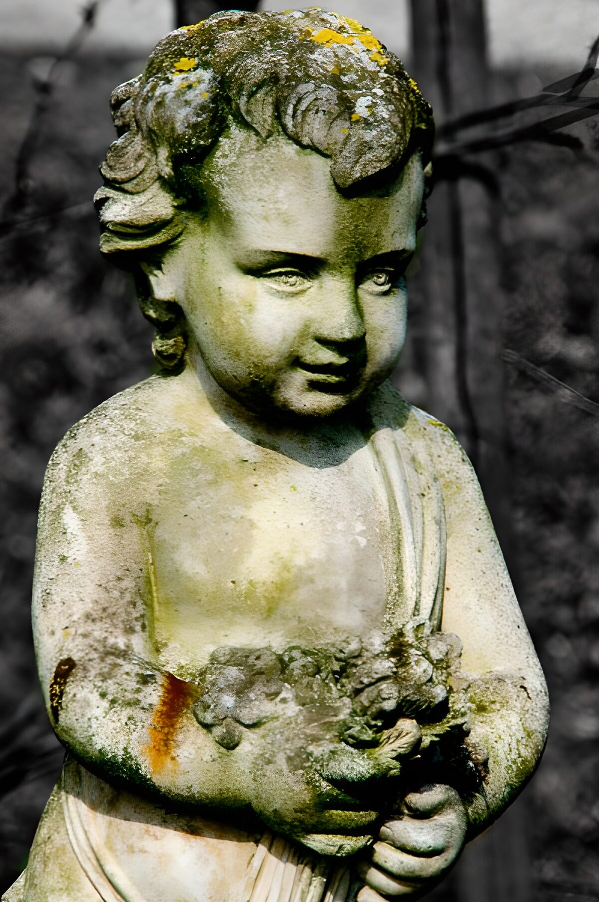 TPDE80137: steinerne Statue eines kleinen Mädchen mit Blumen