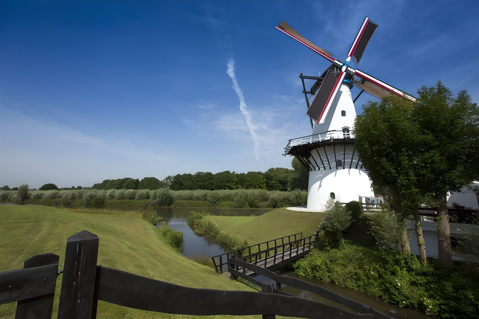 TPDE61183: Weiße Mühle mit Brücke über einem Graben