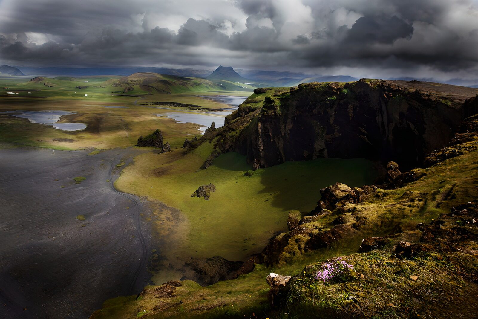 TPDE38077: Dramatische Landschaft in Island