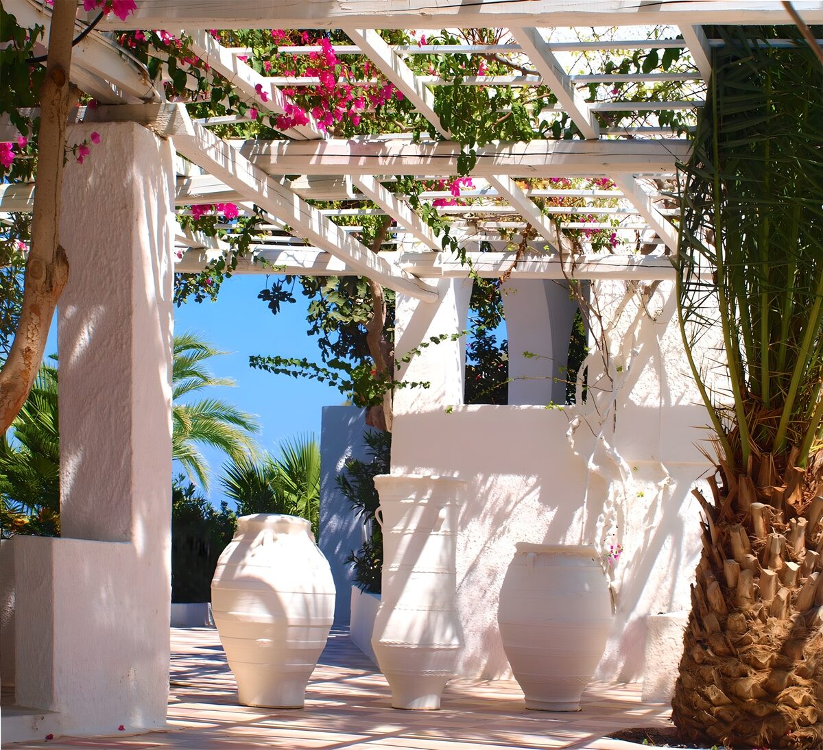 weiße Tongefäße auf dem Innenhof eines weißen Hauses auf Kreta