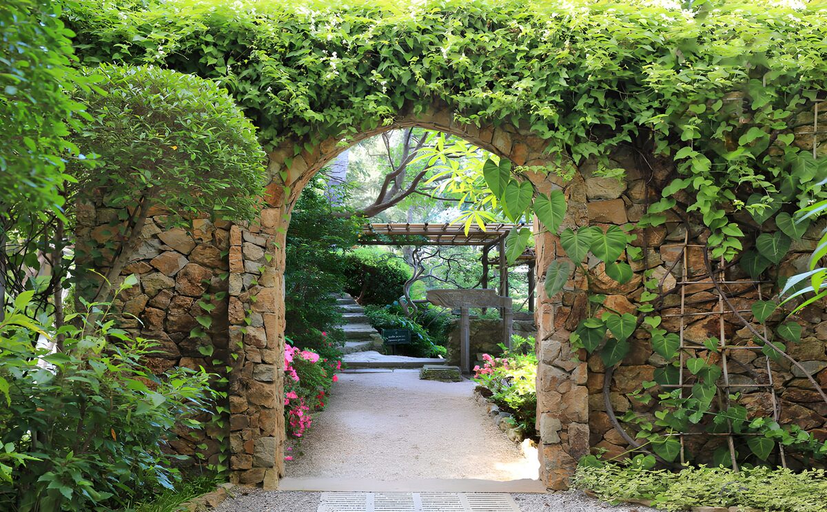 Gartenposter mit alter Mauer und Durchgang zum japanischen Garten