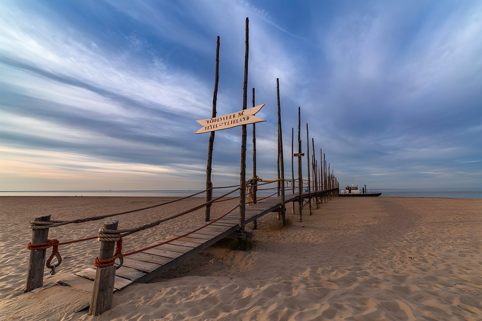 TPDE54198: Holzsteg zum Wattenmeer auf Texel