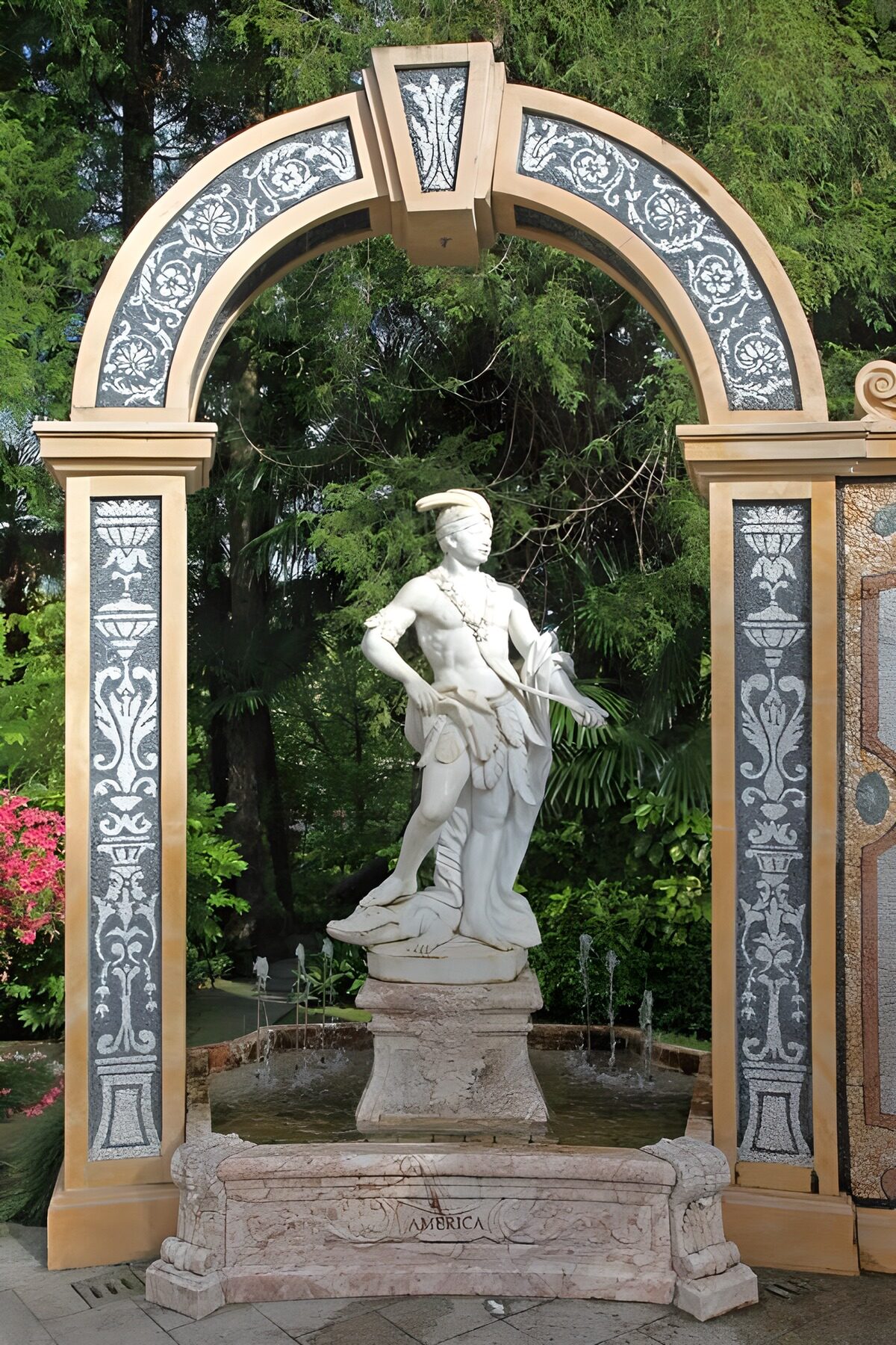 TPDE53081: Statue eines jungen Mannes an einem kleinen Teich in einem Park