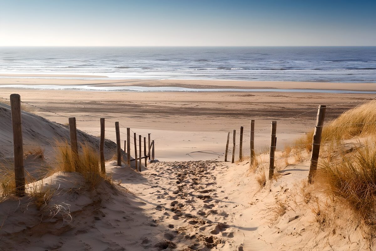 TPDE95137: Klosterweg zum Strand an der Küste