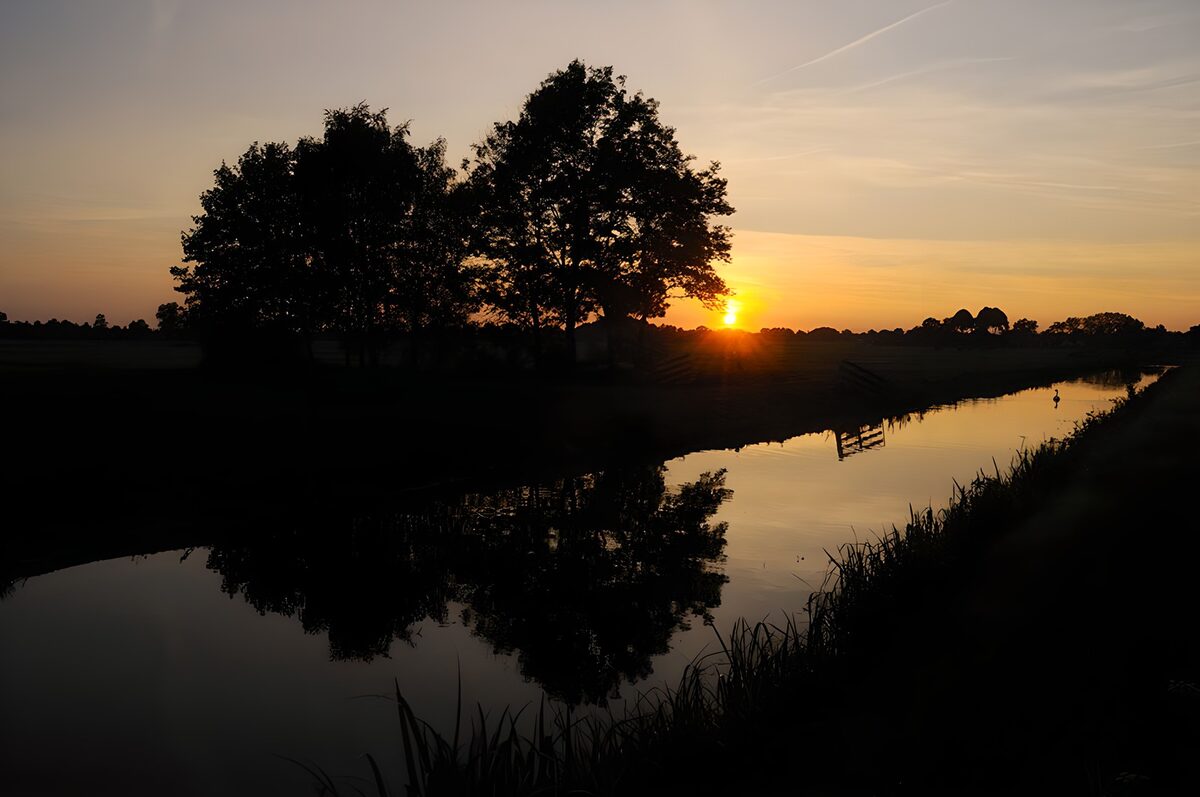 TPDE78047: Sonnenuntergang in einer typisch niederländischen Landschaft