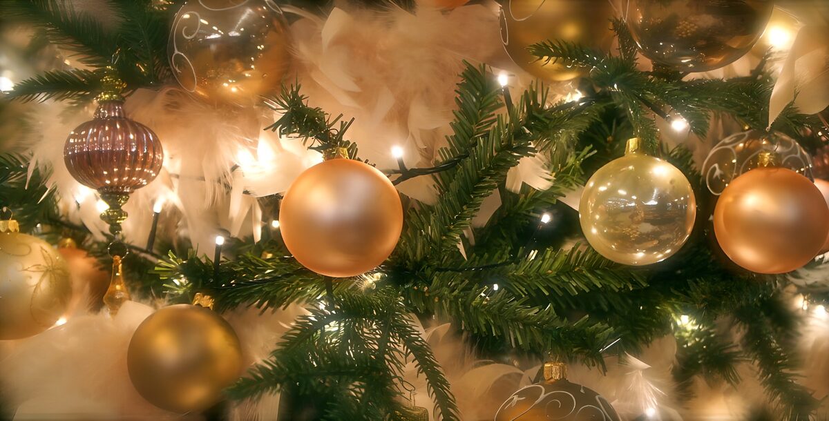 goldfarbene Weihnachtskugeln im Weihnachtsbaum