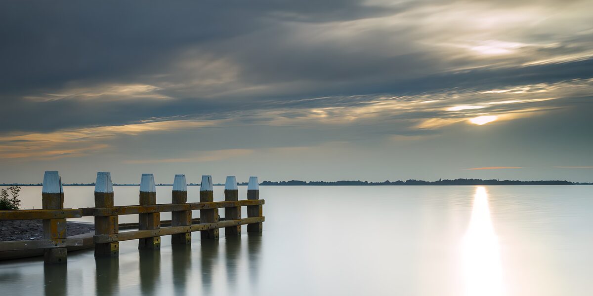 TPDE29763: Ruhiger Pier am See
