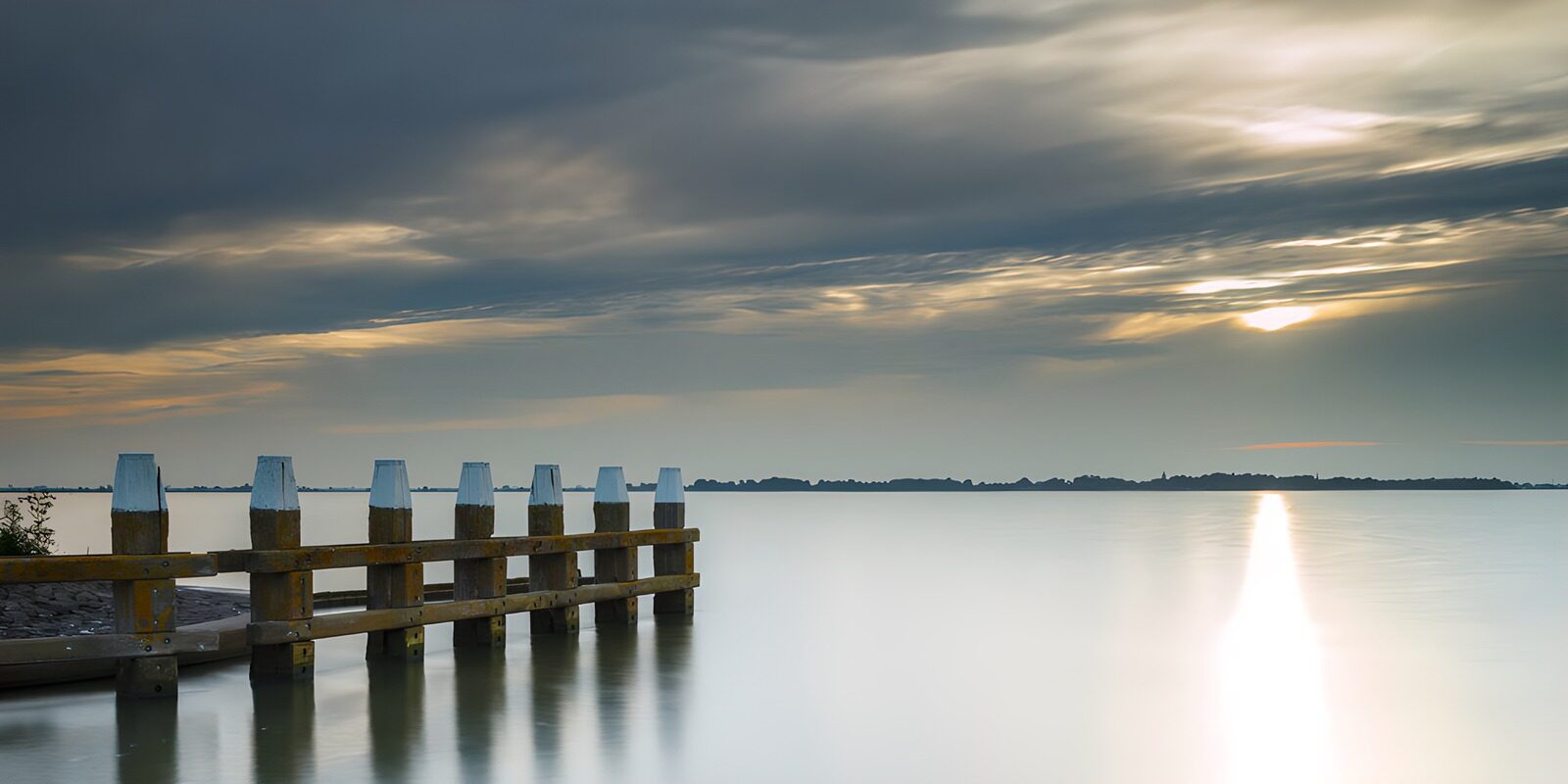 TPDE29763: Ruhiger Pier am See