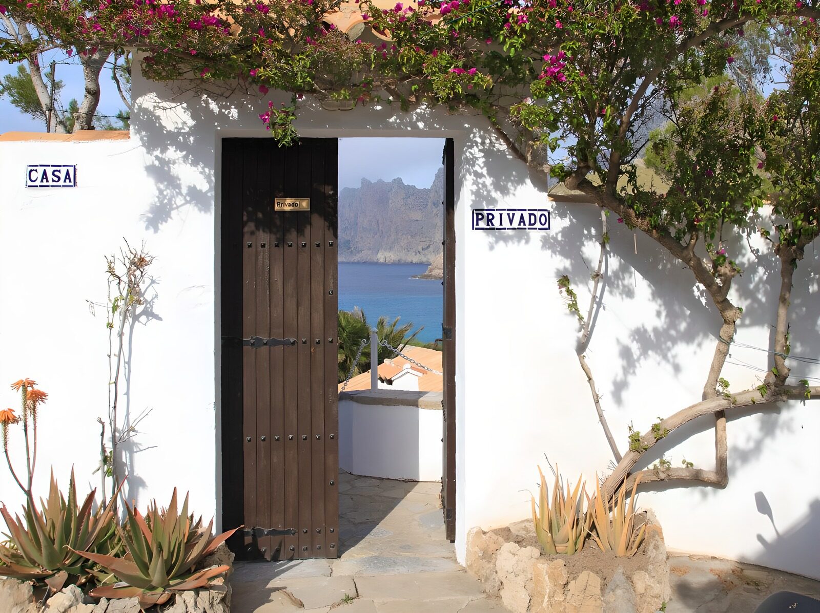 TPDE24790: durch eine geöffnete Tür eines Hauses hat man Aussicht auf einen See in Spanien