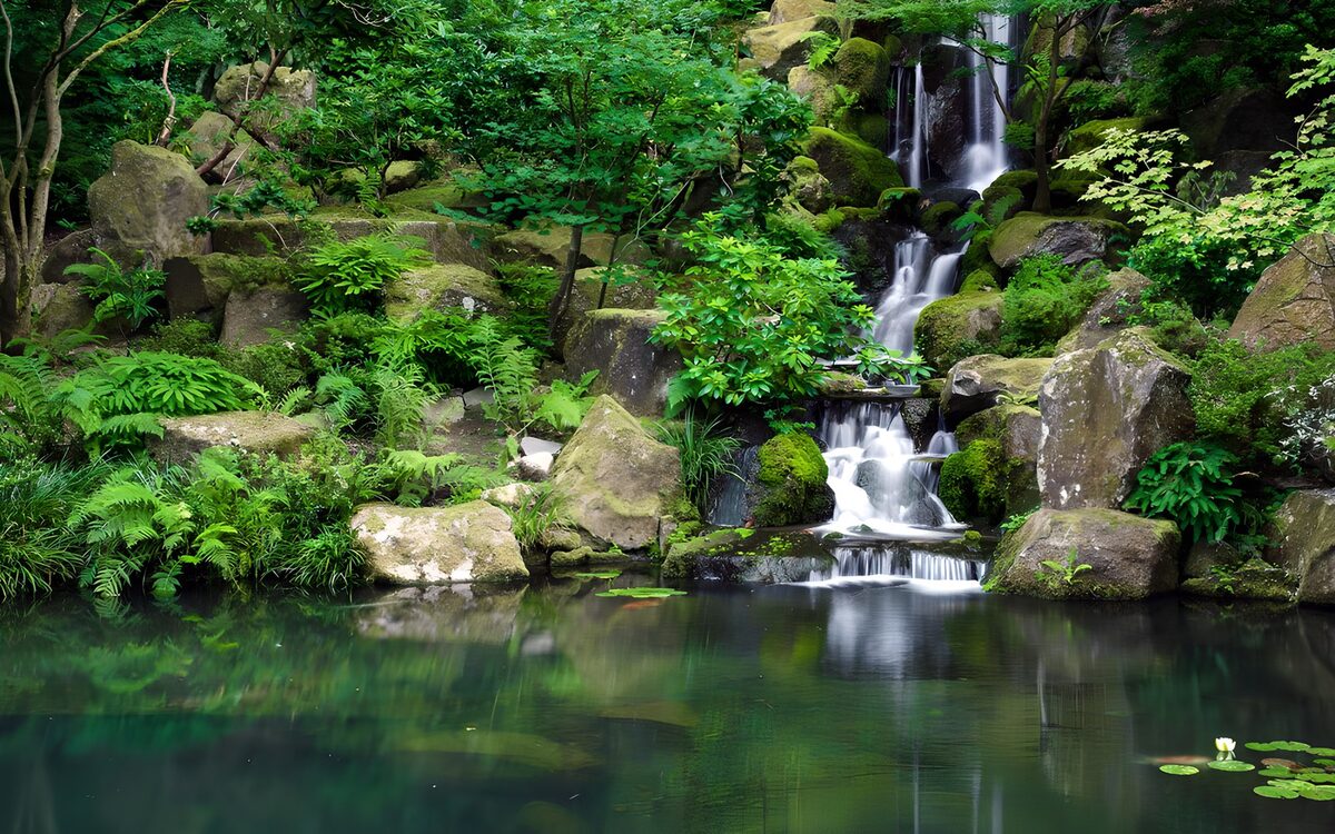 TPDE13948: Malerischer Wasserfall im Grünen