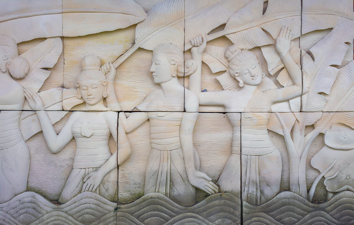 Traditionelle Tänzerinnen in Steinrelief