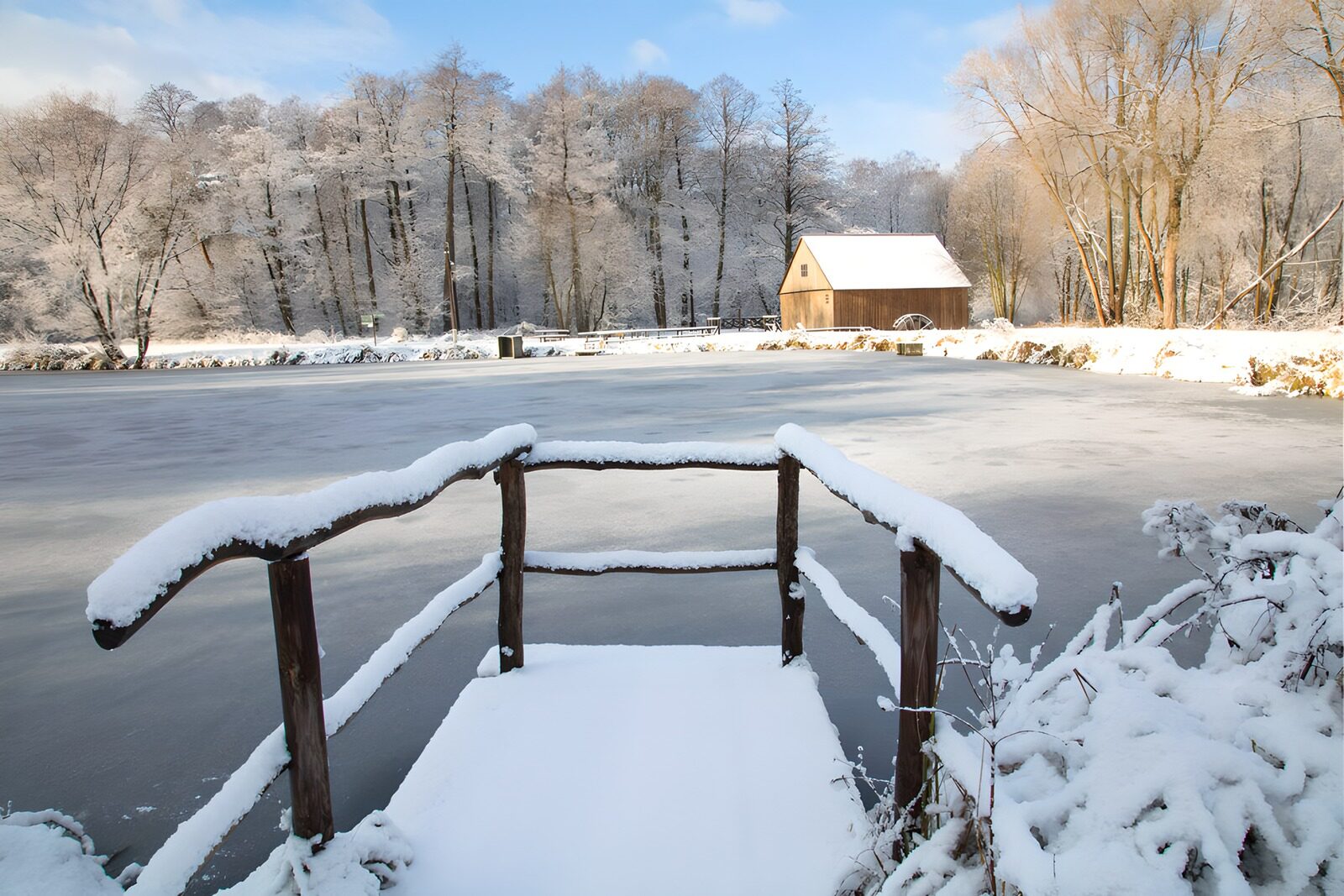 TPDE40393: Winterlandschaft mit einem Holzhaus