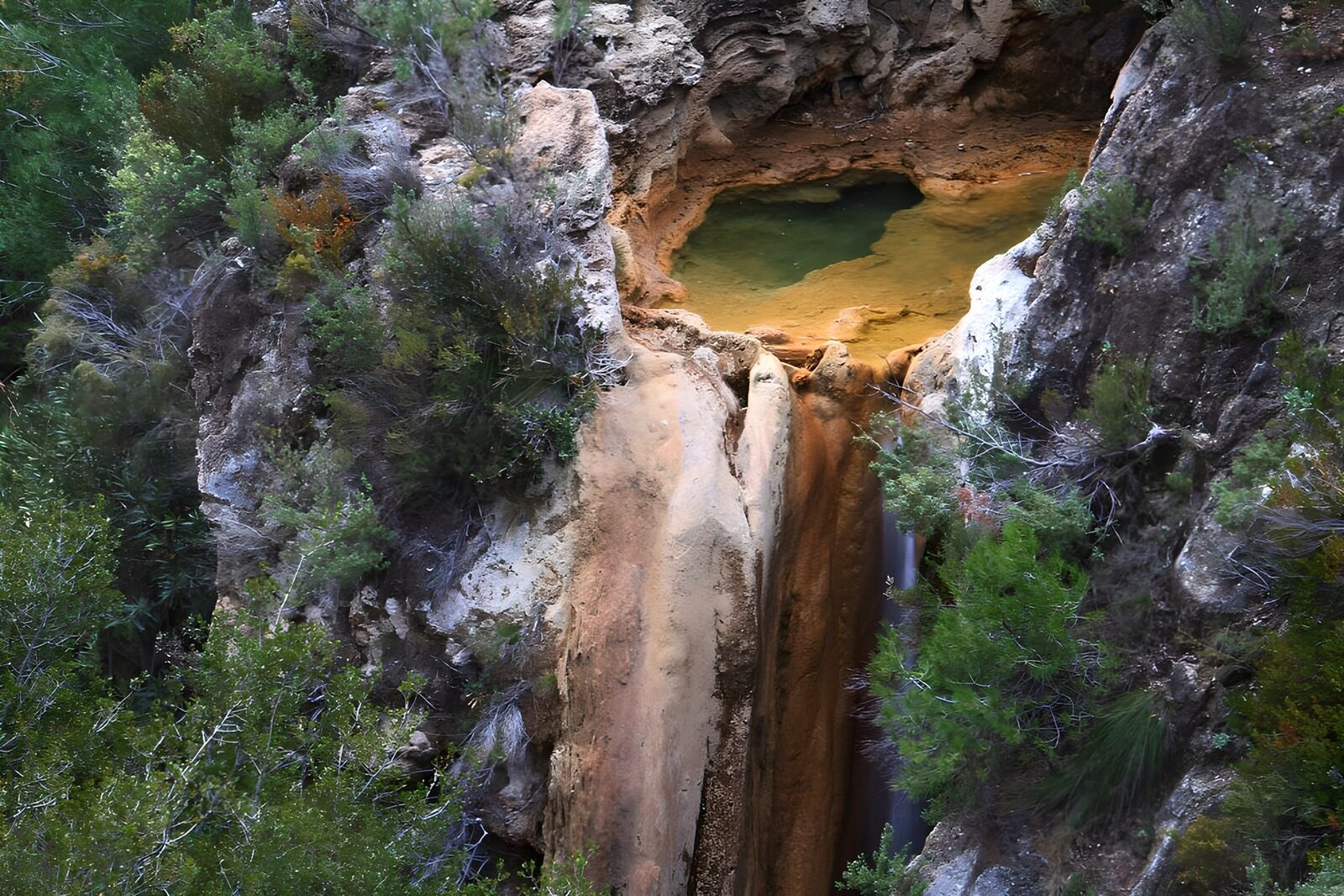 TPDE14109: Wasser, das aus den Felsen hervorkommt und als Wasserfall in die Tiefe stürzt