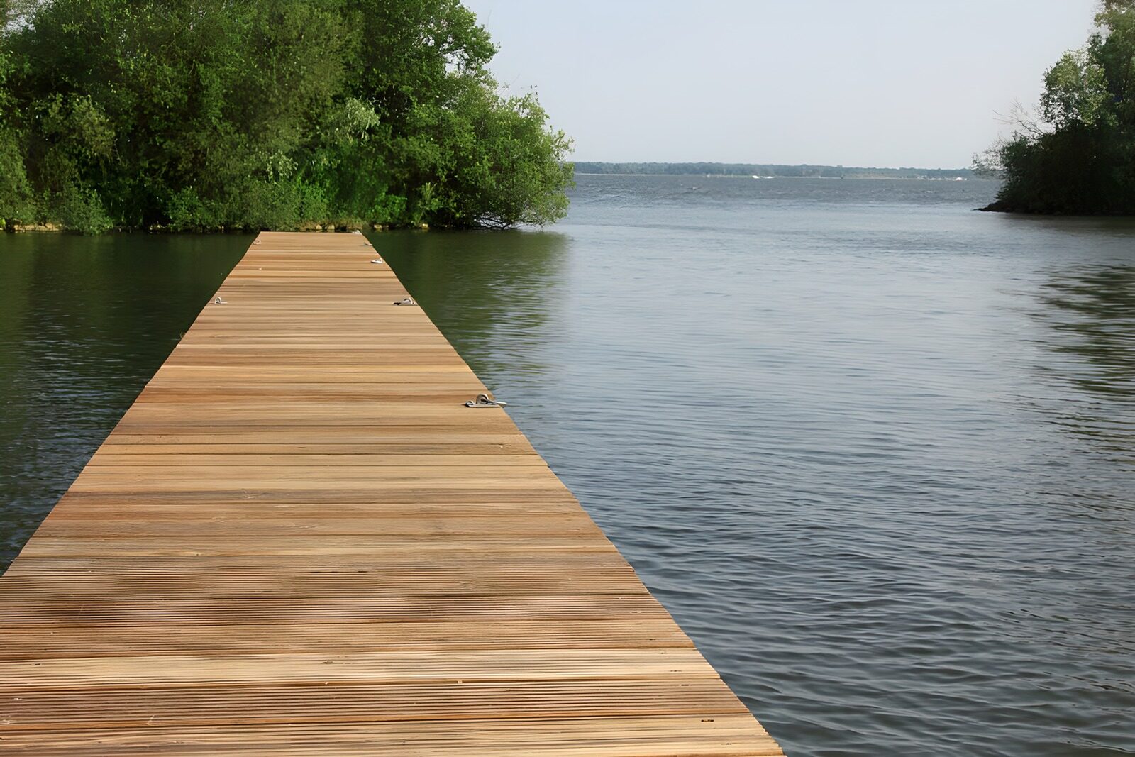 TPDE57701:  Anlegestelle an einem See