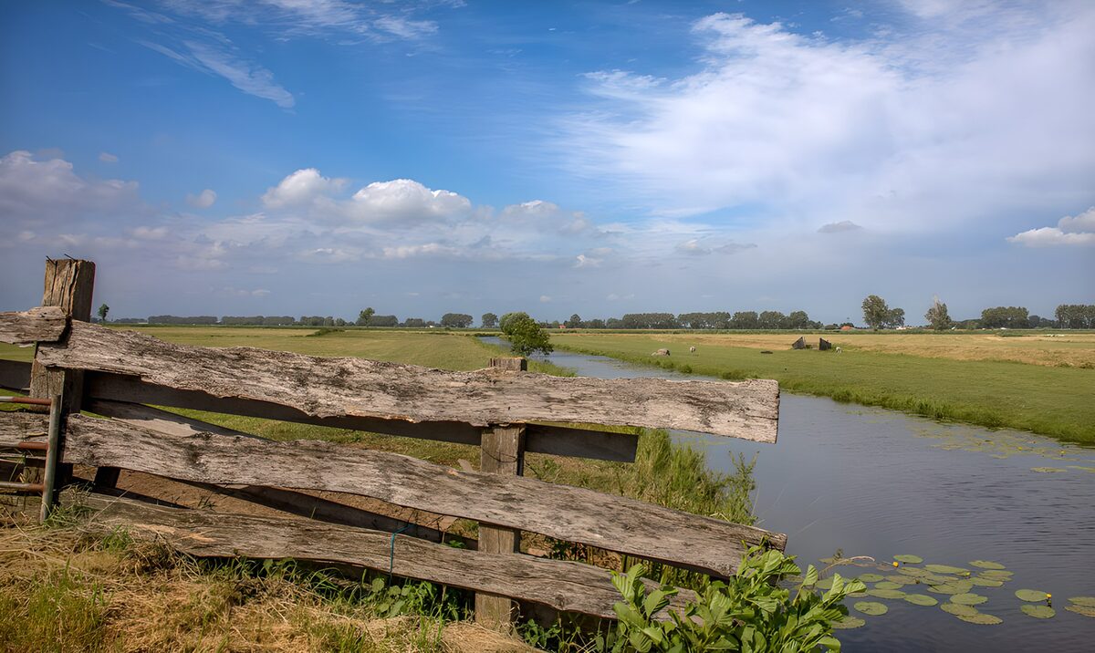Ländliche Idylle mit Fluss und Zaun