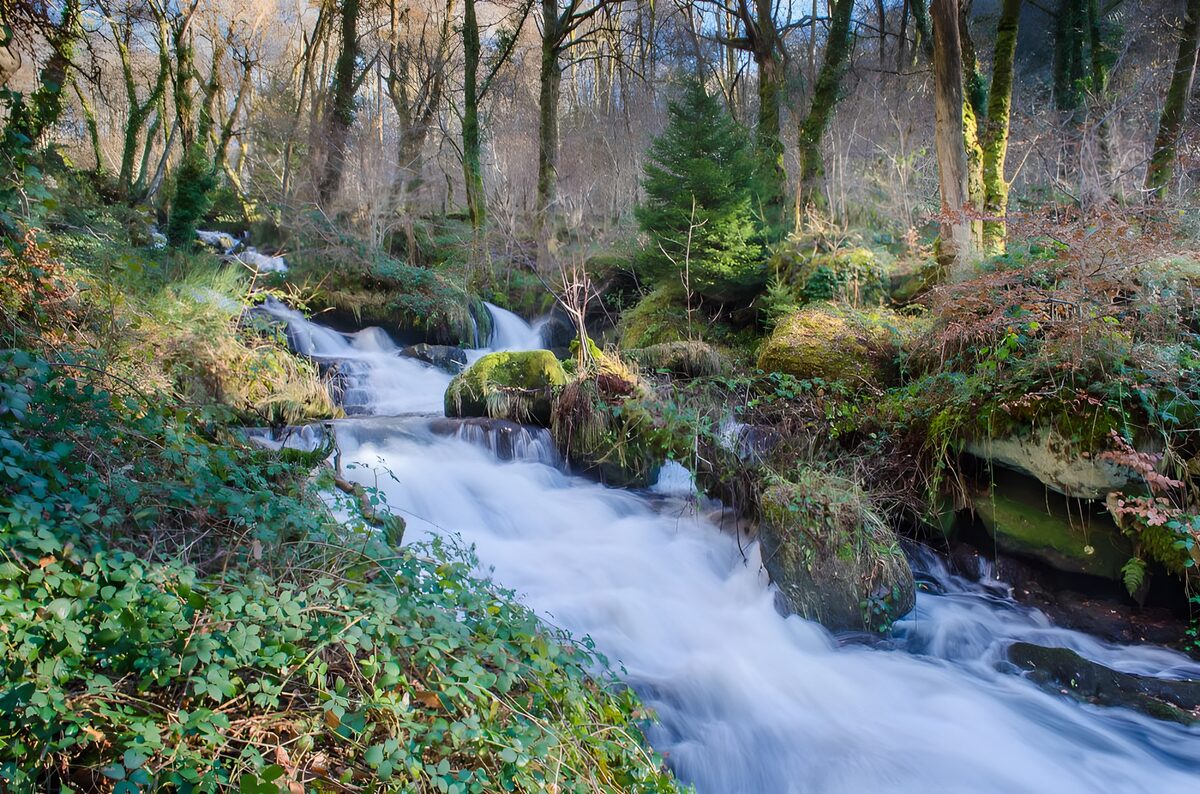 herrlicher Blick auf mehrere Stuffen eines Wasserfalls und die herrliche schöne Natur