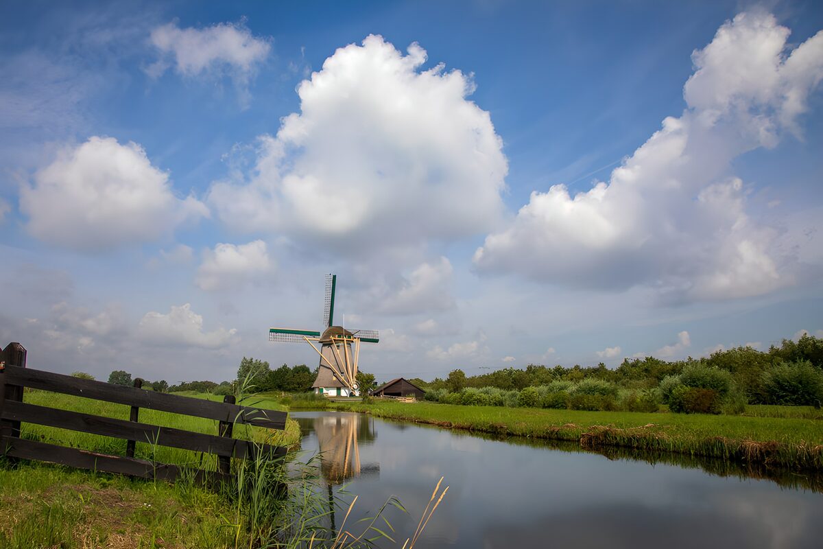 TPDE92009: Windmühle im Grünen unter blauem Himmel
