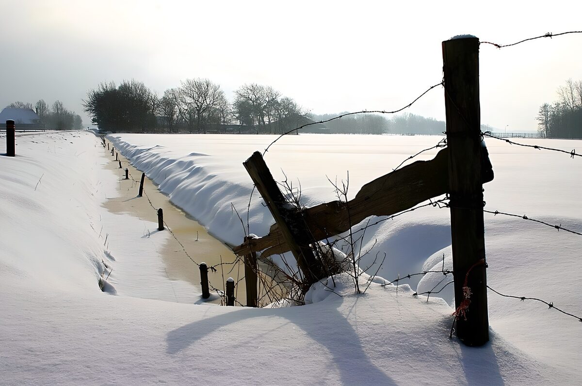 Graben in verschneiter Winterlandschaft