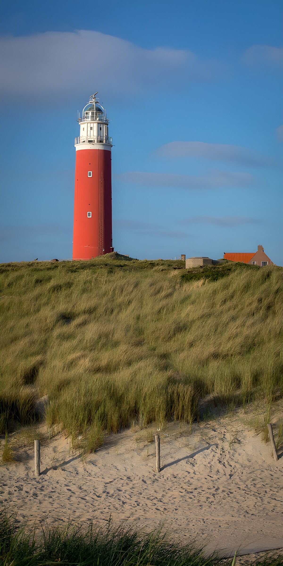 TPDE38349: Roter Leuchtturm im Sanddünenmeer