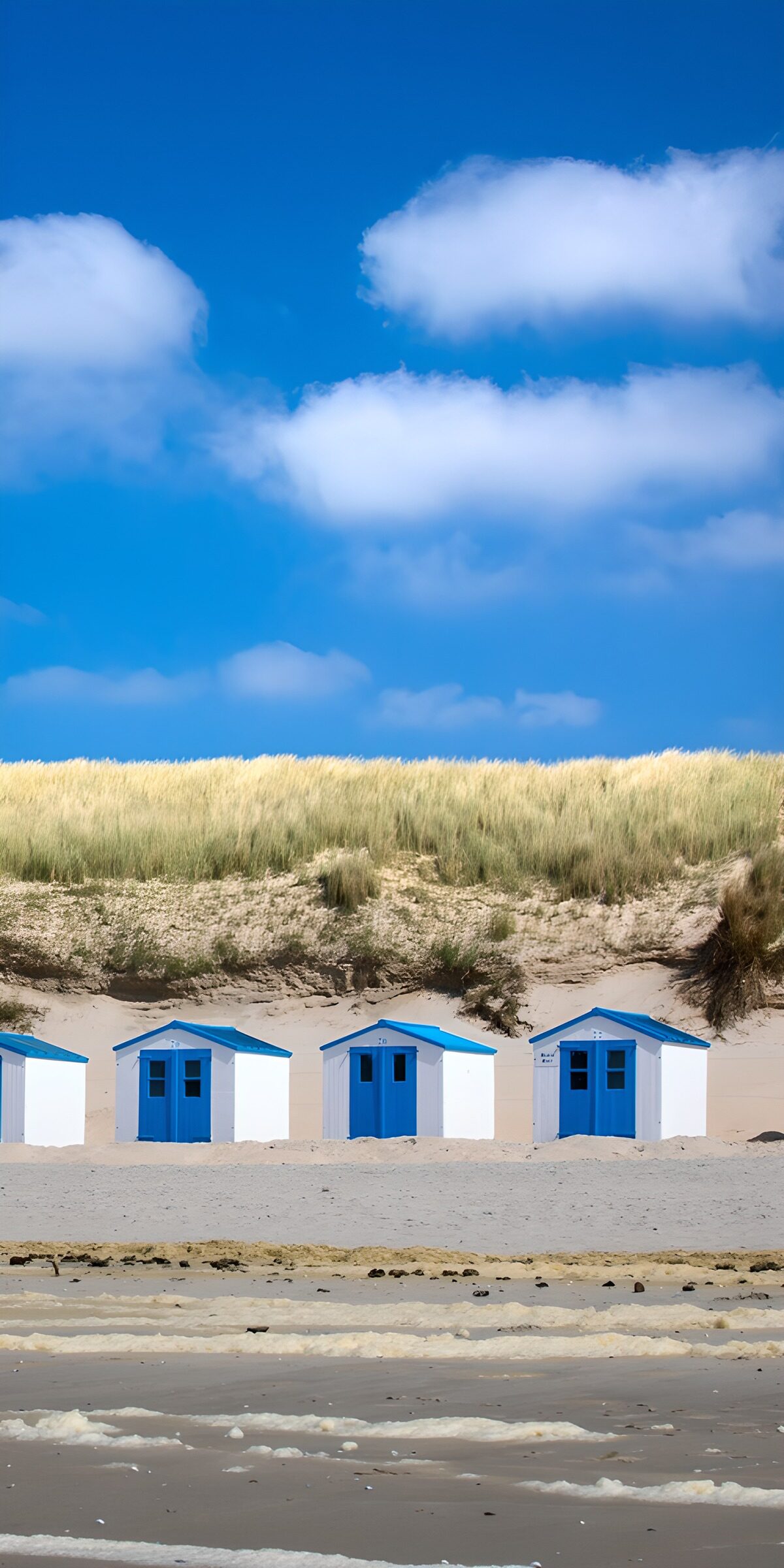TPDE76211: Strandhäuschen unter blauem Himmel