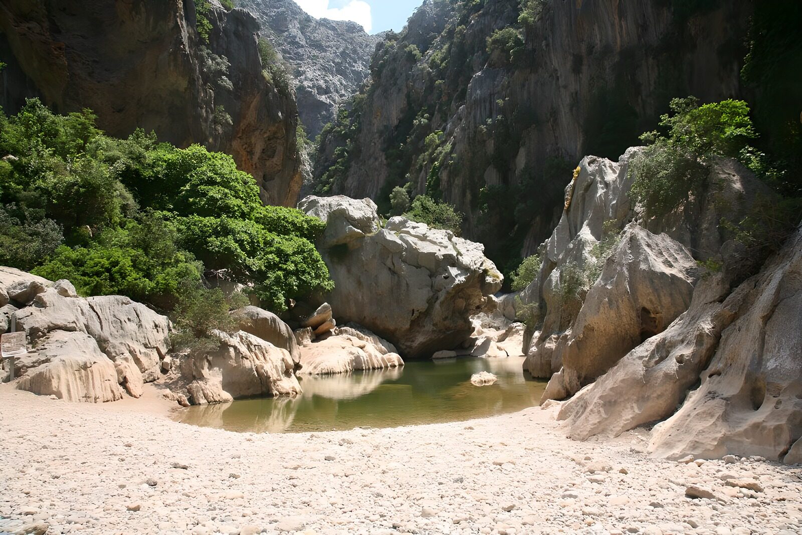 TPDE62566: kleiner See zwischen den Felsen Version 3
