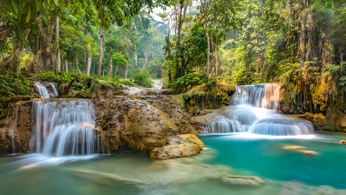 TPDE56189: Wunderschöner Wasserfall im Dschungel