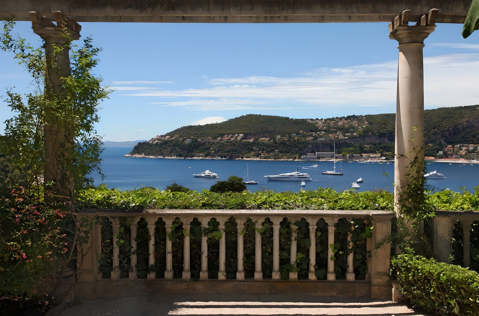 TPDE79253: Ballustrade mit Kletterpflanzen, mediterranen Bäumen mit Blick auf einen See