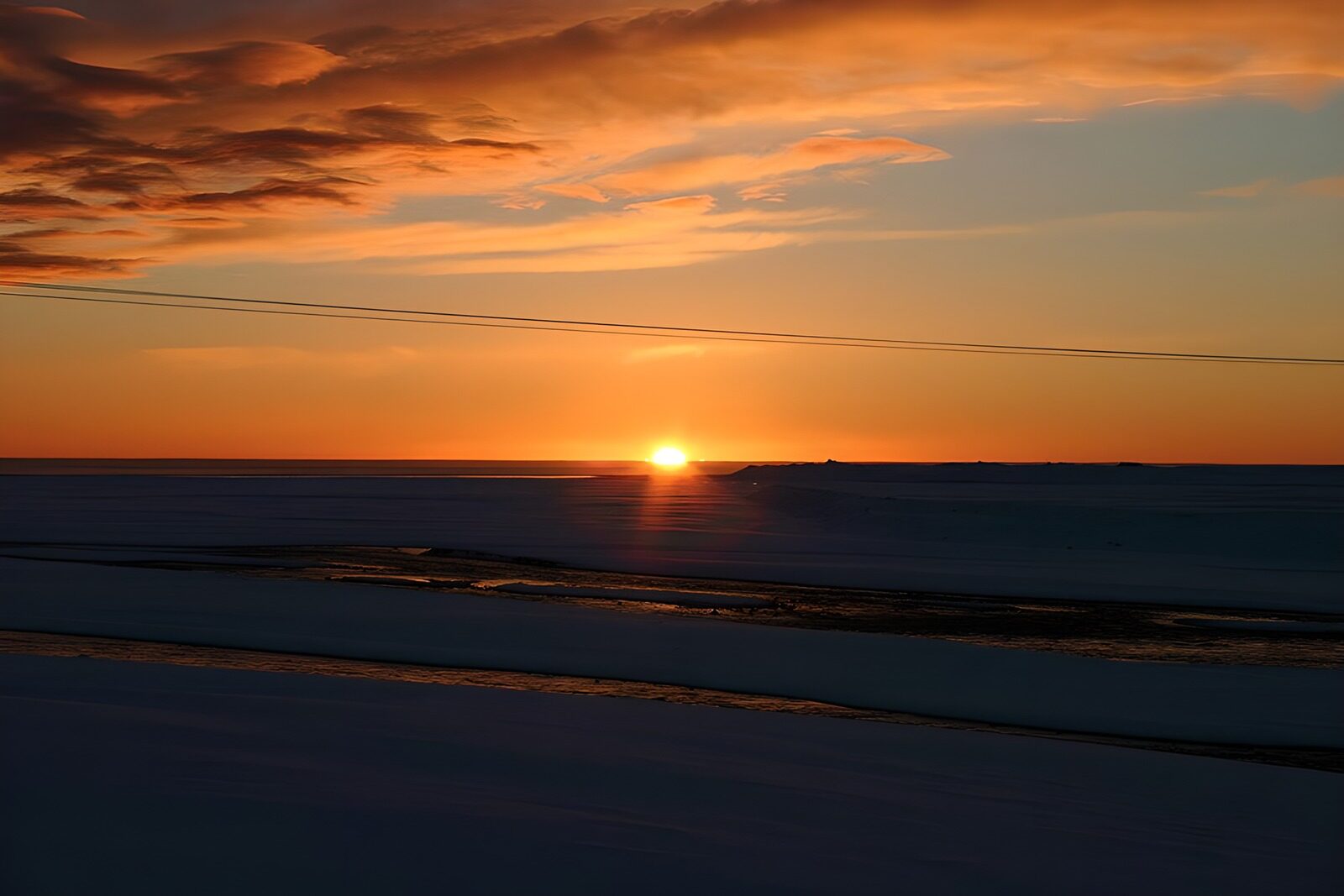 TPDE95265: die untergehende Wintersonne gerade noch sichtbar am Horizont