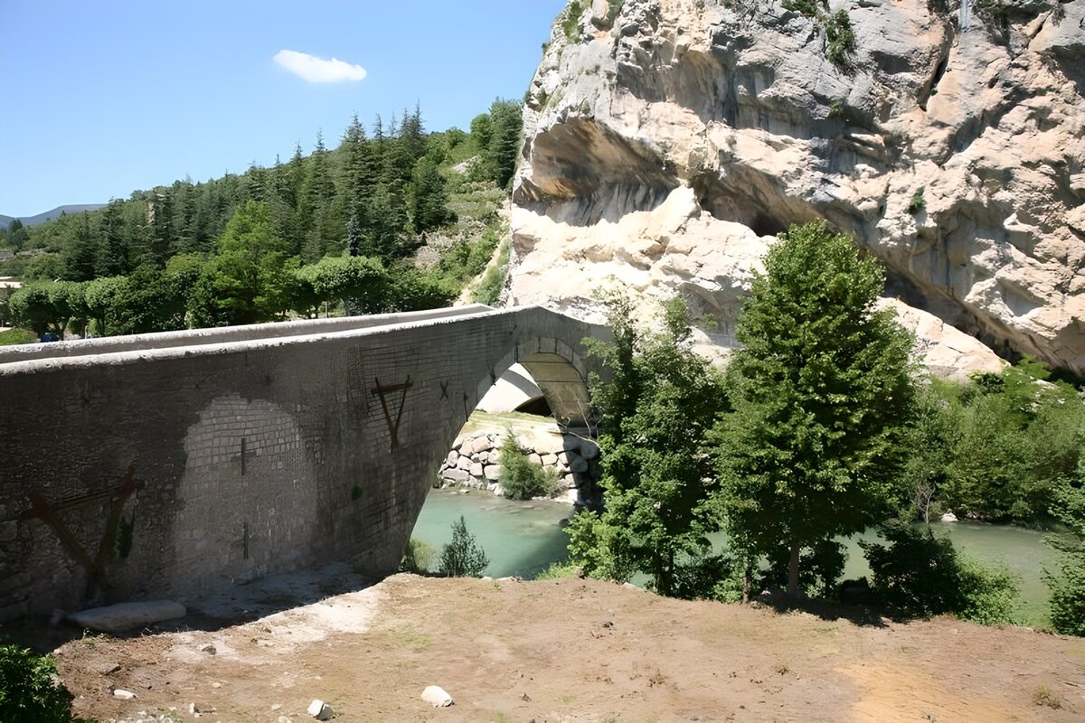 TPDE35798: römische Wasserleitung über einem Fluß in den Bergen 1