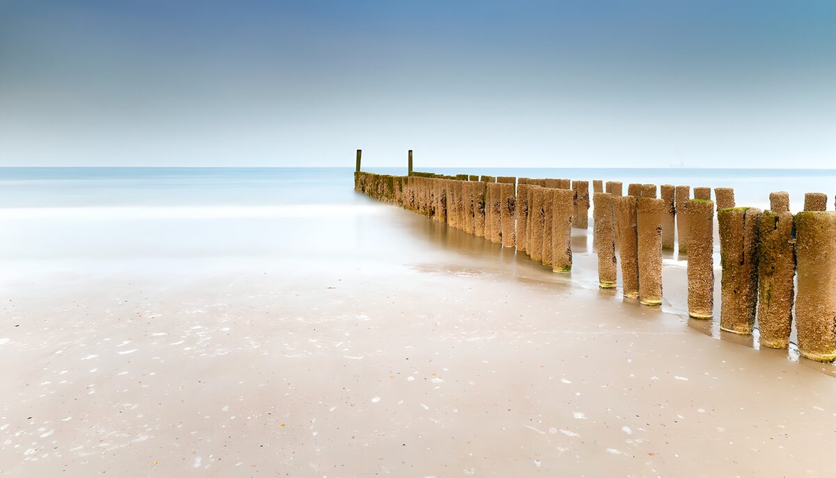 TPDE89663: Ruhe am Strand mit Buhnen